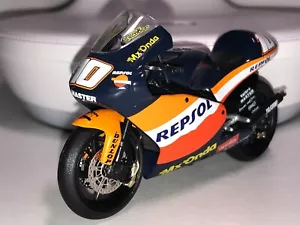 365- APRILIA #10 Fonsi Nieto Repsol roja die-cast 1:24 sport bike moto gp 1/24 - Imagen 1 de 2