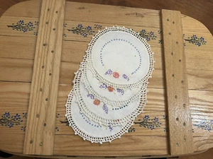 SET OF 4 ROUND LINEN COASTERS 5" IMPERFECT-HAND EMBROIDERED VTG HEIRLOOMS - Picture 1 of 6