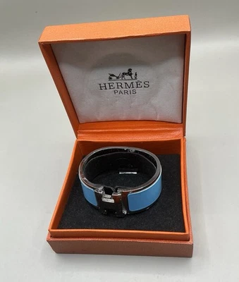 Pulsera Pre Loved Hermès Clic H esmalte azul claro paladio PETITE MODEL Foto 1 de 4