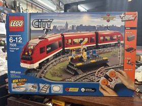 NEW LEGO 7938 CITY PASSENGER TRAIN FACTORY SEALED Retired GREAT