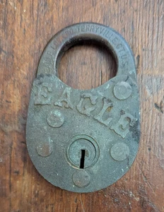 Lucchetto vintage con scritta Eagle bloccato senza chiave 3" x 2" Terryville USA scritto #2 - Foto 1 di 6