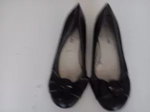 WOMAN'S BLACK FAUX LEATHER WEDGE FLATS W/BUCKLE DETAIL by AMERICAN EAGLE sz 9.5 - Picture 1 of 4