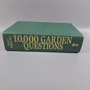 10,000 Garden Questions by Marjorie J. Dietz Hardcover Book c1982 - Foto 1 di 15