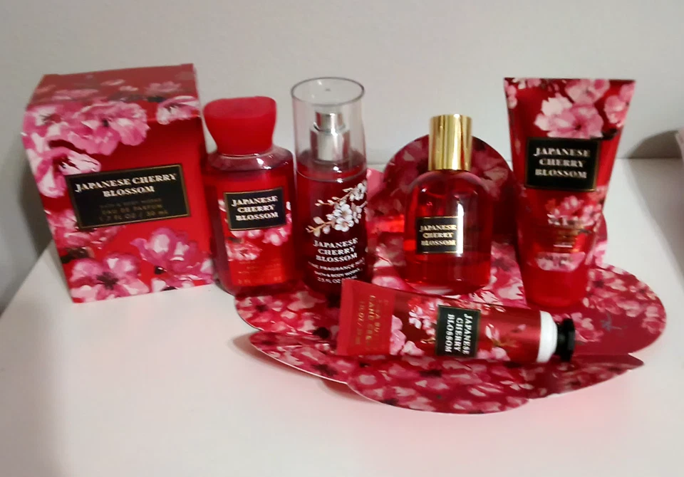 Mini conjunto e bolsa de presente Bath &Body Works Japanese Cherry Blossom eau de parfum 1,7 oz - Imagem 1 de 4