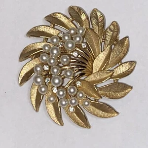 VINAGE CROWN TRIFARI FLORENTINE FAUX PEARLS STONES SPRAY BROOCH - Picture 1 of 7