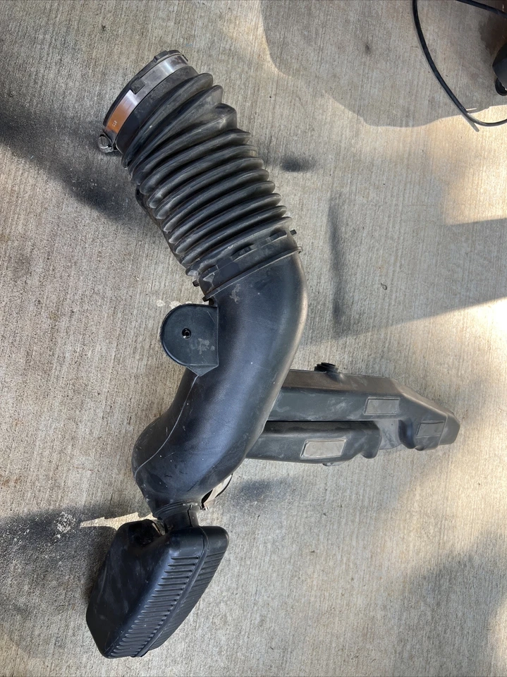 2007 to 2009 Cadillac Escalade Air Cleaner Duct 6354D OEM - Image 1 of 4