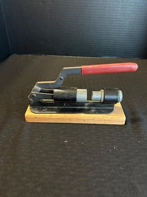 Cascanueces de alta resistencia base de madera mango de metal vintage Foto 1 de 3