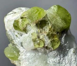 85 KT ERSTAUNLICHE SEHR SCHÖNE PERIDOT KRISTALLE AUF MATRIX AUS@PAK - Bild 1 von 12