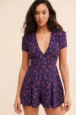 Mameluco manga corta estampado corazón Juliette Urban Outfitters nuevo sin etiquetas grande Foto 1 de 4