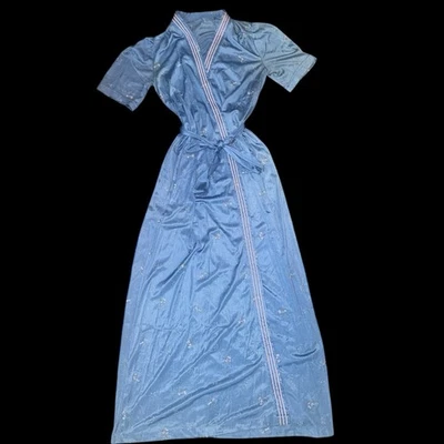 Bata vintage años 60 azul satinado con cinturón con ribete rosa y flores Foto 1 de 3