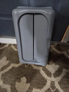 Tapa oscilante Rubbermaid 23 galones gris para contenedor Slim Jim FG267360GRAY - Imagen 1 de 3