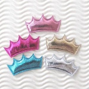 60 pz x 1,5" Imbottito Lucido Feltro Metallizzato Corona Diademi Appliques Baby Shower ST638 - Foto 1 di 9