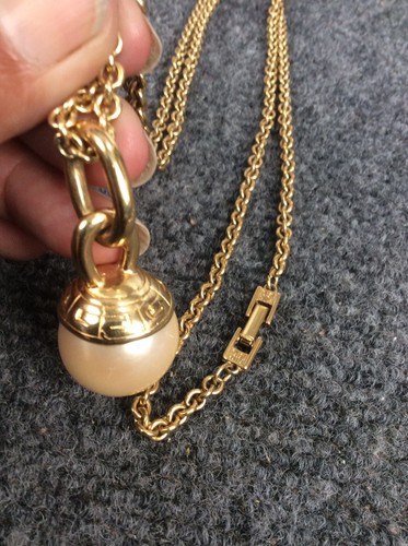 "Splendida collana ciondolo in finta perla Givenchy tono oro 41"