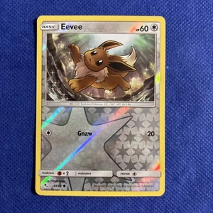 Eevee 49/68 Pokemon Juego de Cartas Coleccionables Destinos Ocultos Holograma Inverso - Casi Nuevo (c) - Imagen 1 de 5