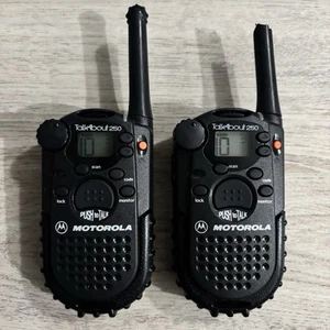 Motorola Talkabout 250 Two-Way Radio With Channel Scan and Lock Pair Set of 2 - Zdjęcie 1 z 10