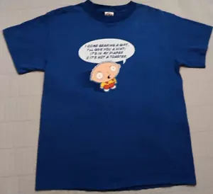 T-shirt vintage unisex MD Family Guy 2003 Stewie I come Bearing A Gift Grafica divertente - Foto 1 di 7