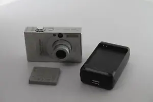 Canon PowerShot SD1000 Digital Elph IXUS 70 Photo Camera - Silver (1862B001) - Picture 1 of 2