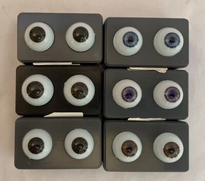 6 paia di occhi realistici per bambola vintage vetro 24 mm in scatole portaoggetti originali - Foto 1 di 8