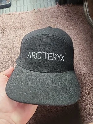 Gorra Arc'teryx Para hombres 5 Paneles Ajustable Correa Negra Lana Arcteryx Negra Foto 1 de 4