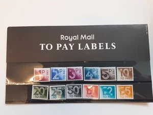 GB 1982 PAQUETE DE PRESENTACIÓN DEBIDO FRANQUEO No. JUEGO DE SELLOS 135 1P A £5 COMO NUEVOS - Imagen 1 de 4