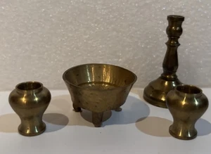 Casa delle bambole vintage ottone miniatura vasi ciotola candelabro 1:12 quattro pezzi - Foto 1 di 4