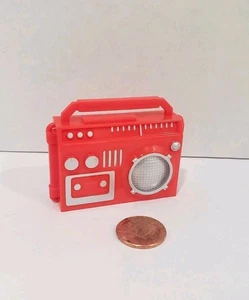 Casa delle bambole miniatura RED BOOM BOX RADIO STERIO vintage per bambola Barbie - Foto 1 di 5
