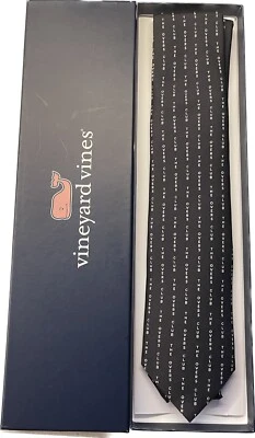 Corbata “The Overs Club” Vineyard Vines Custom Collection 59” Nueva en caja Foto 1 de 4