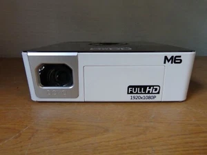 AAXA M6 Pico LED FULL HD HD HDMI Projektor 1200 (kein Netzadapter & Fernbedienung) - Bild 1 von 8