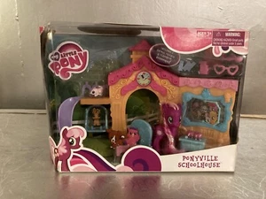 G4 My Little Pony Cepillable Ponyville Schoolhouse con Cheerilee MLP FiM - Imagen 1 de 7