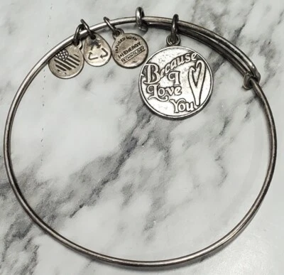 Pulsera Alex And Ani Ajustable Charm Because I Love You 3 Dijes más pequeños Usada en Excelente Condición  Foto 1 de 4