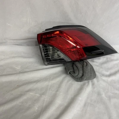 Toyota RAV4 2019-2024 luz trasera de pasajero derecha OEM 81550-42221 Foto 1 de 4