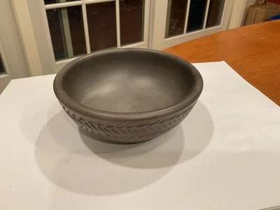 Tazón de baratija de cerámica con diseño en zigzag Chevron firmado por John Hardy Gaya Chocolate Ware Foto 1 de 4