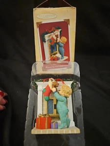 Hallmark Keepsake Ornamento "Raggiungere il Natale" 2004 con scatola - Foto 1 di 8