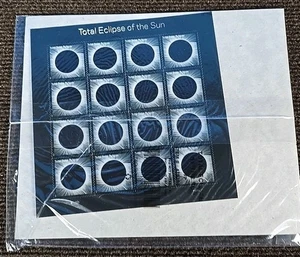 US TOTAL ECLIPSE OF THE SUN Sheet of 16 Stamps MNH 2017 - Picture 1 of 7