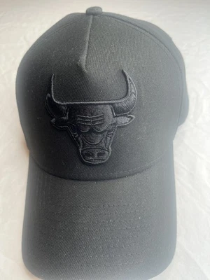 Chicago Bulls 1966 Parche Establecido Negro sobre Negro New Era 9Forty Gorra Snapback Foto 1 de 4