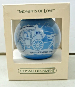 MOMENTI D'AMORE ~1982 SEGNO DISTINTIVO ORNAMENTO IN RASO - Foto 1 di 5