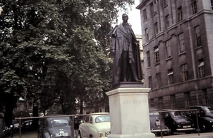 1950's Slide, London Street Scene, Vintage Cars behind George VI Statue - Picture 1 of 1
