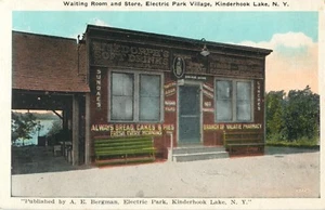 Ein Blick auf das Wartezimmer & Laden, Electric Park Village, Kinderhook Lake NY - Bild 1 von 2