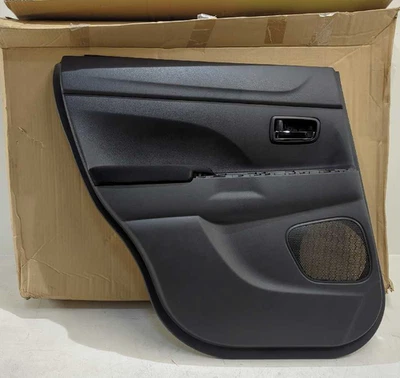 Новая оригинальная отделочная панель двери Mitsubishi 2018-2024 Outlander Sport черная ткань левая  - Изображение 1 из 4