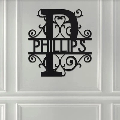 Inicial y nombre desplazados Foto 1 de 3