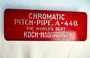 Armonica Vintage W. Kratt Rosso Cromatico Pitch Pipe A-440 Strumento Musicale - Foto 1 di 4