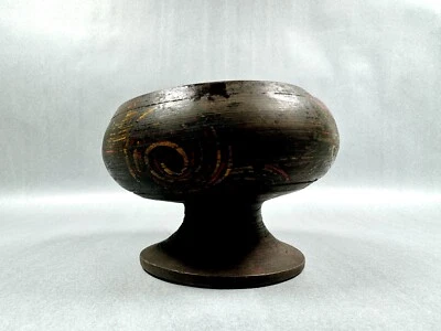 Tigela tibetana antiga com pés, madeira virada, pátina rica - Imagem 1 de 4