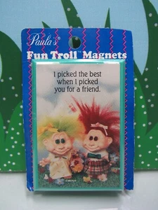 1992 MAGNETE BAMBOLA FRIEND TROLL - 3 1/4" Paula's Fun Trolls - NUOVO SU CARTA - Raro - Foto 1 di 4