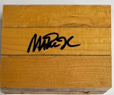 Tablero de piso firmado Magic Johnson 4 1/2 x 6 Laker Forum PSA E12205 Foto 1 de 3