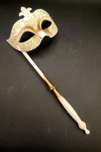 Máscara de mascarada italiana Venezia pintada a mano oro blanco hecha en Italia palo de 16" - Imagen 1 de 8