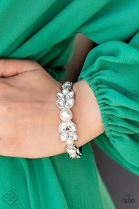 Regal Reminiscence Armband weiß von Paparazzi - Bild 1 von 2
