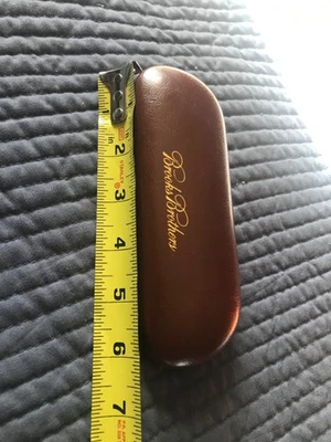 Estojo rígido Brooks Brothers óculos casca fina marrom - Imagem 1 de 4