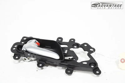 Chrysler Pacifica 2017-2025 panel de puerta del conductor delantero izquierdo manija interior OEM Foto 1 de 4