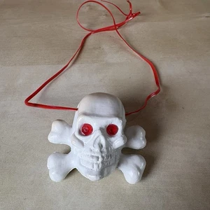 Vintage Halloween Totenkopf Halskette Kreuz Knochen Hongkong RAR Rot Glitzer Augen - Bild 1 von 10