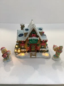 Zuckerstangengasse beleuchtete Spielzeugfabrik mit 2 Figuren Precious Moments Dorf - Bild 1 von 12